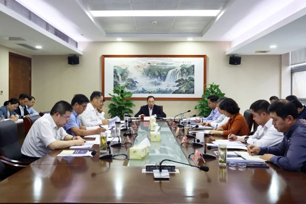 市纪委机关理论学习中心组举行学习会