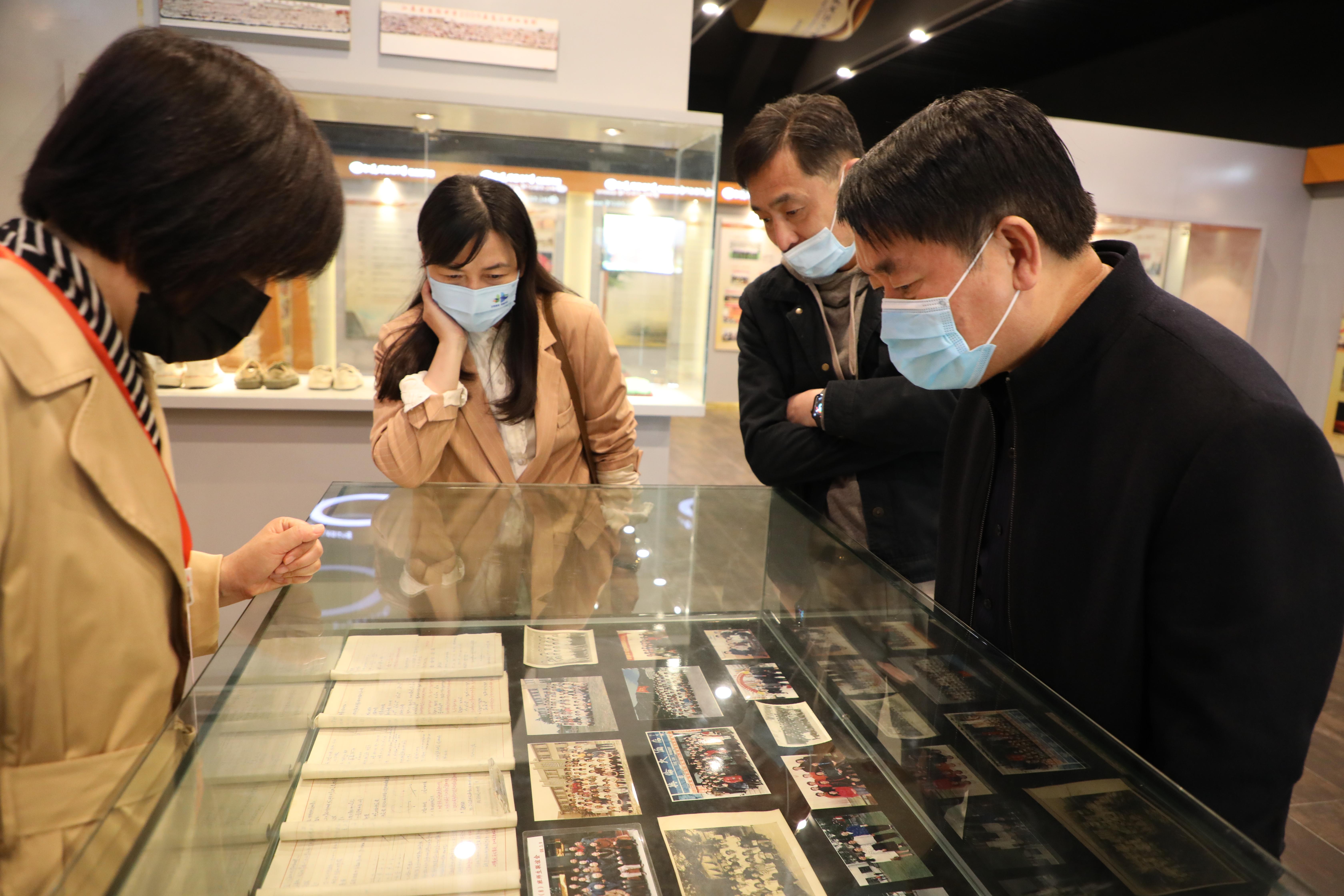 调研组在参观李更生故居后,召开调研座谈会,听取了学校相关负责人对