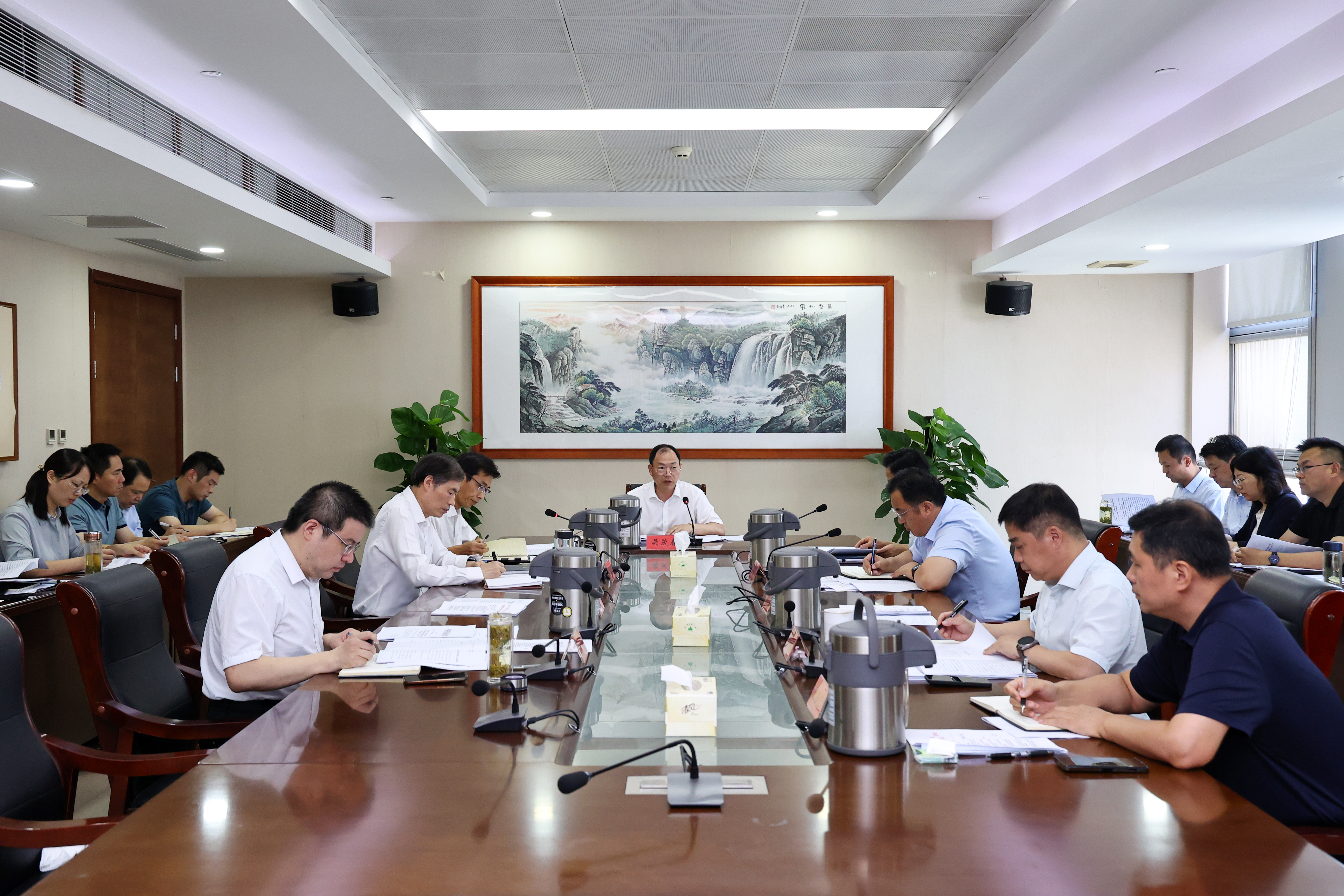 市纪委机关理论学习中心组举行学习会