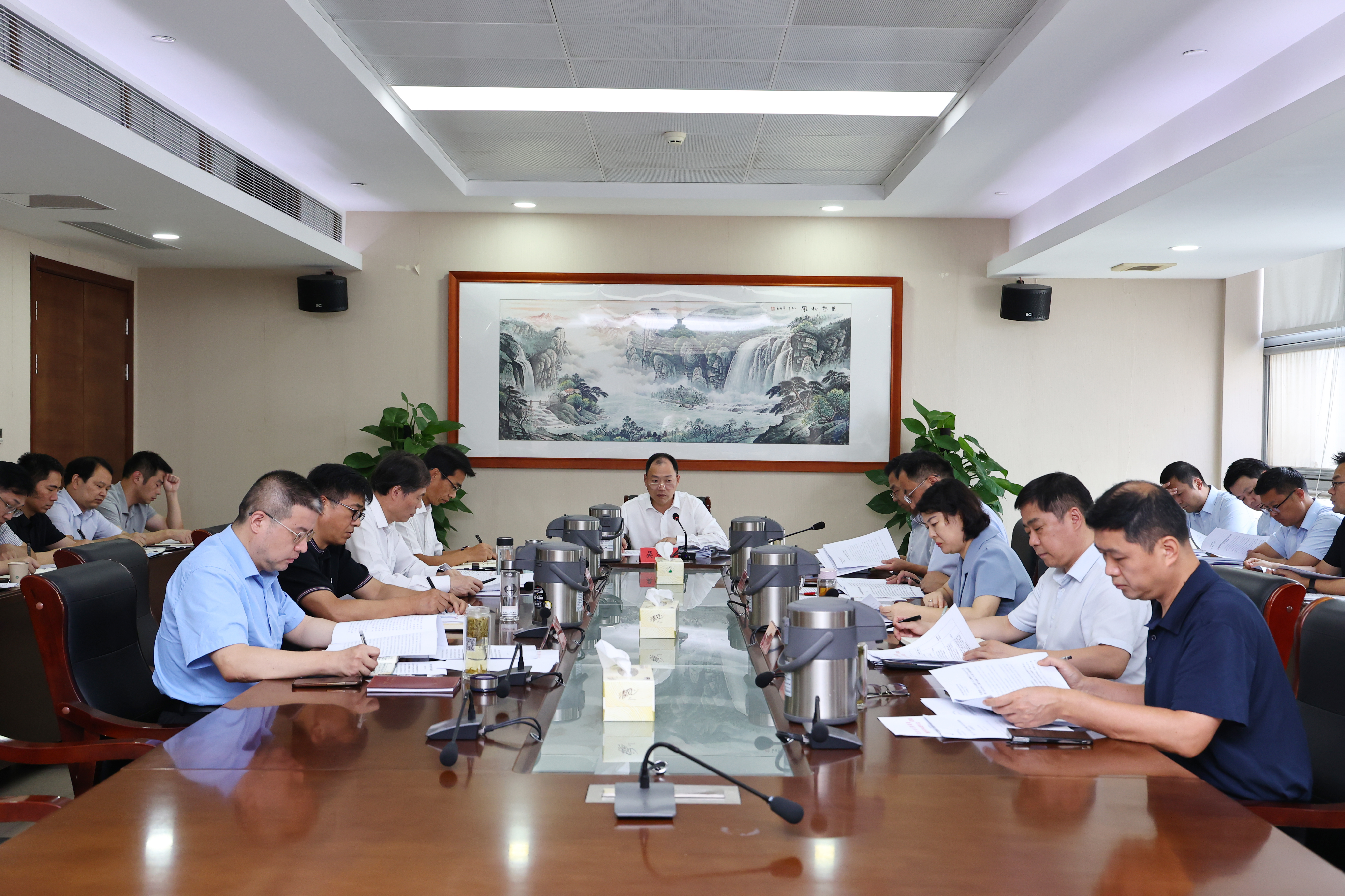 市纪委机关理论学习中心组举行学习会